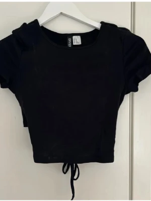 Topp med knyt i ryggen  - En jätte fin topp från h&m med knyt i ryggen, knappt använd! Pris kan diskuteras vid snabb affär 