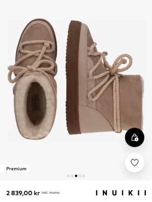 Beige Inuikii boots med snörning - Säljer ett par beige boots från Inuikii då det beställdes i fel storlek! Använt ca 4 ggr , inga defekter . Utsidan är i mocka och skinn, insidan är fodrad med mjuk päls. Snyggt broderad logga bak på hälen. Perfekta för kalla vinterdagar och har en rund tå.💖💖