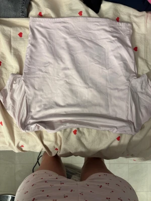 Ljusrosa  t-shirt från FP Sister - Säljer en enkel och fräsch ljusrosa t-shirt från FP Sister i storlek L. T-shirten har rund hals och korta ärmar, perfekt för chill dagar. Materialet känns mjukt och lätt, troligtvis bomull eller polyester. Snygg att matcha med jeans eller shorts.