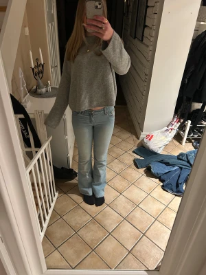 Ljusblåa bootcut jeans - Säljer dessa supersnygga jeansen från Mudd. Dom är lågmidjade, bootcut. Det står ingen storlek men jag skulle säga S. Säg bara till om du vill ha fler bilder eller mer info😊