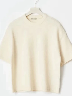 Vit stickad tröja från Gina Tricot - Säljer en vit stickad tröja från Gina Tricot i ullblandning. Tröjan har korta ärmar, rund hals och en loose passform som ger en chill vibe. Skriv om frågor eller fler bilder!💘