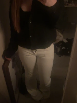 Vita bootcut jeans massimo dutti  - Säljer ett par vita jeans från Massimo Dutti 