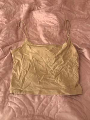 Beige linnetopp  - Säljer en beige linnetopp från new yorker i storlek S. Toppen har smala axelband och är croppad i modellen. 