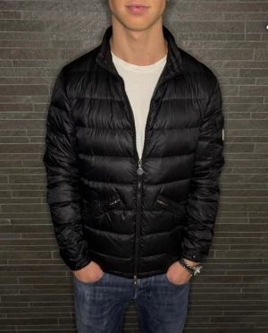 Moncler jacka - Svart Moncler Agay dunjacka | Stl 4(M-L) | Skick: 9,5/10 | Nypris: Ca 10000 | Tveka inte att höra av er vid frågor🙌