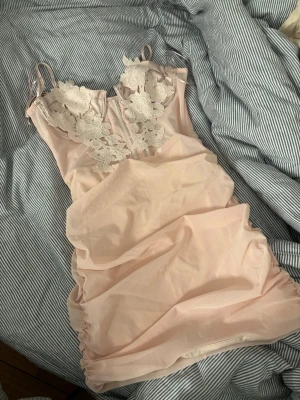 Ljusrosa kort klänning med spets - Helt oanvänd. Skriv om ni har frågor❤️ säljer då jag inte kan ha den 