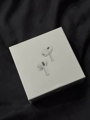 AirPods Pro (2nd generation) med MagSafe-laddningsetui (USB-C) - Helt nya AirPods Pro (2nd generation) med MagSafe-laddningsetui och USB-C. Aktiv brusreducering, transparensläge och adaptiv EQ för bästa ljudupplevelse. Förseglad förpackning, inga synliga skador eller slitage. Perfekt för både iPhone och andra enheter med Bluetooth.