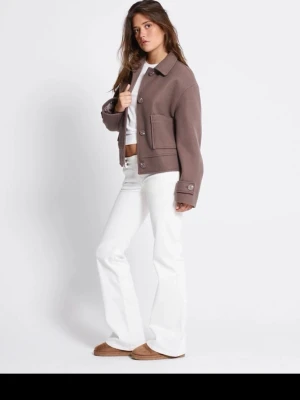 Brun kappa  - Säljer en brun kappa från 157, modell Brianna. Jackan har stora framfickor, klassisk krage och knappar framtill samt vid ärmslut. Materialet är mjukt och känns som ullblandning. Passformen är loose och jackan har långärmade ärmar. Storlek L men passar mig som har M, helt oanvänd 