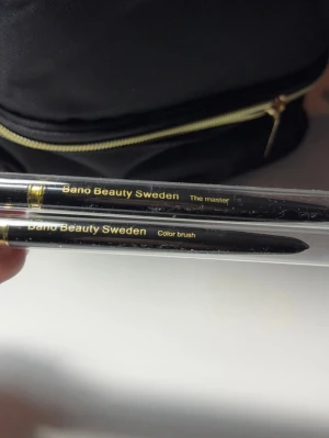2 gele penslar   - 2 gelé penslar från Bano Beauty Sweden oanvända:) the master gel brush och color brush.
