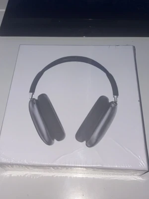 AirPods Max - Apple AirPods Max trådlösa over-ear hörlurar med Smart Case och USB-C. Produkten är helt ny och förseglad i originalförpackning. Kompatibel med iOS, iPadOS, Apple Watch och Mac. Perfekt för högkvalitativ musik och brusreducering.