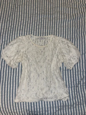 Spets blus - Kortärmad spetsblus med ballongärmar från Reserved. Fint skick och knappt använd. Storlek M men passar även S💕pris kan diskuteras vid snabbt köp