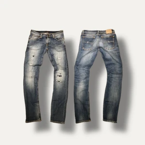 Nudie jeans grim tim *SJUK WASH* - Nu säljer vi ett par otroligt feta nudie jeans i modellen grim Tim! Storleken är 29/32! 📏Jeansen är i otroligt skick, samt en helt sinnessjuk wash!🤪Tveka inte på att höra av er vid minsta fundering!🥰🤝