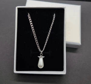 Stilfullt halsband  - Stilren halsprydnad inspirerad av Maria Nilsdotter. ☝️Vid köp ingår två extra berlocker som kan bytas ut, då själva hänget är ömtåligt och känsligt för stötar.