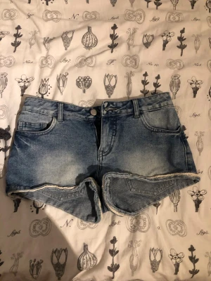Blå lågmidjade jeansshorts från Pieces - Säljer ett par blå jeansshorts från Pieces med lågmidja
