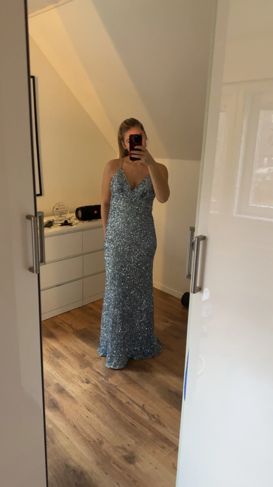 Glittrig blå långklänning med smala band - 1