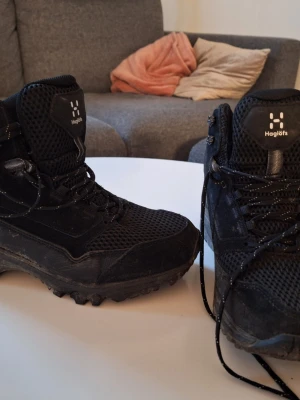 Svarta Haglöfs kängor strl 41 1/3 - Säljer ett par svarta Haglöfs Skuta Mid Proof Eco kängor i storlek 41 1/3. De har grov sula, snörning och meshdetaljer för bra ventilation. Materialet är en mix av syntet och skinn, perfekt för utomhusaktiviteter. Grym komfort och stabilitet för äventyr. Använda 2 gånger utomhus. Nypris 1200