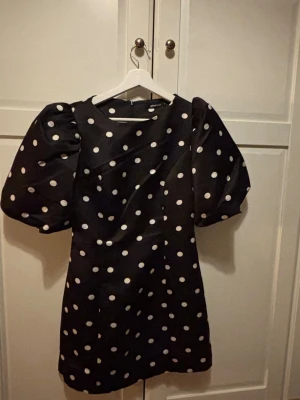 Superfin prickig klänning i nyskick! - Ny klänning från Gina Tricot som endast är använd en gång, helt i nyskick utan täcken på användning. Nypris 599, helt slut online.