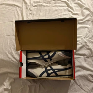 Onitsuka tiger skor - Feta onitsuka tiger nya endast testade i strlk 43! Vita/marin blåa och riktigt snygga! Hör av er vid intresse!