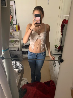 Begir spetsig linnetopp med snörning💕 - Säljer en begie linnetopp med spetsdetaljer och snörning framtill. Toppen har en matchande underdel som finns någonstans på min profil! Den har en snygg och trendig look. Perfekt för varma dagar och att styla med jeans eller kjol.💞