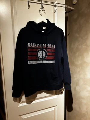 Saint Laurent Hoodie - Tjena, säljer nu denna snygga hoodien i storlek M skulle säga att den passar S/XS. Jag har tröttnat på den så skulle bara vilja bli av med den.  Hör av er vid ytligare frågor eller funderingar!