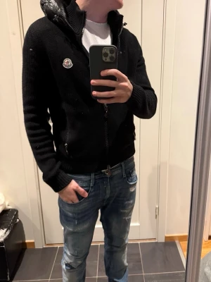 Svart Moncler tricot cardigan  - Moncler tricot cardigan i size M - skick 8/10, köpt för 6000kr -> säljs för 4500, äkthetsbevis finns✅