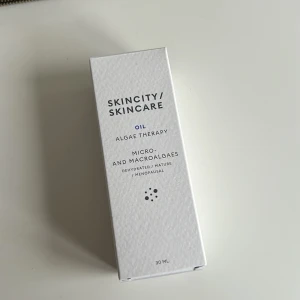 Skincity ansiktsolja Algae Therapy - Ansiktsolja med mikro- och makroalger, bakuchiol och fytosteroler. Kommer i en frostad glasflaska med pipett, 30 ml. Oljan är gulaktig och passar torr, normal, kombinerad och känslig hud. Perfekt för dig som vill ha återfuktad och smidig hud. Helt ny och ordinarie pris 499kr säljer för 400kr!
