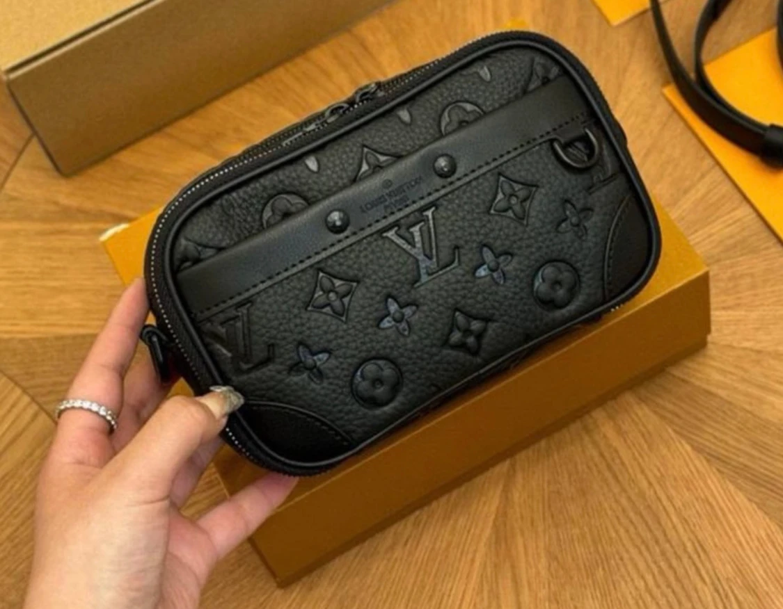 Louis Vuitton axelväska  - 2