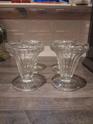 Dessertskålar/glasskålar vintage retro 4st - Säljer dessa 4st transparenta dessertskålar/glasskålar. Glasen har vågig kant och räfflad design mått 10cm i diameter och 12cm höga. Perfekta att servera glass i eller någon efterrätt mm.