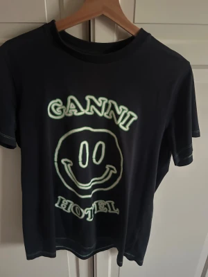 Ganni t shirt - Mörkblå Ganni t shirt storlek S🙏🫠