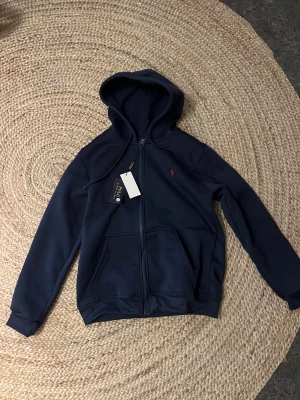 Marinblå hoodie från Ralph lauren - 🚨fejk🚨 snygg ralphlauren hoodie sprillansny och den har kvar taggen.