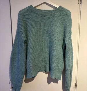 Ljusblå stickad tröja från Chiquelle - Mysig ljusblå stickad tröja från Chiquelle med rund hals och långärmad design. Stickad tröja från Chiquelle, står inte vilken storlek men gissar på XS/S  Köpt för ett par år sedan och har använts mycket men inget fel på tröjan 