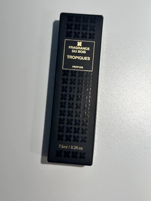 Fragrance Du Bois Tropiques Parfum - Exklusiv parfym i smidig 7,5 ml storlek från Fragrance Du Bois. Ingredienser: Alcohol Denat., Parfum, Aqua, Limonene, Linalool, Benzyl Salicylate, Citral, Eugenol, Geraniol, Citronellol, Methyl 2-Octynoate. Designad i Frankrike, tillverkad i Storbritannien.