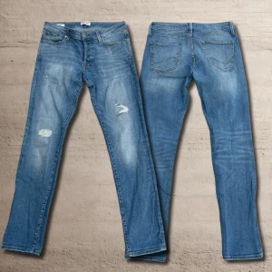 Ljusblåa jeans från Jack and Jones W30/L32 - Otroligt snygga jeans från Jack and Jones i färgen ljusblå. Dessa jeans har jätte feta revor från fabrik. Storlek W30/L32. Modell slim/glenn. Mycket bra skick 9/10. 😀 