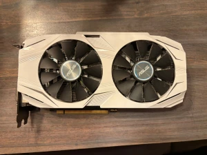 ASUS Dual GeForce GTX 1060 3GB - ASUS Dual GeForce GTX 1060 3GB grafikkort med dubbla fläktar för effektiv kylning. Kortet är i begagnat skick med synligt damm på fläktarna, men inga tydliga tecken på skador. Perfekt för gaming och grafikkrävande applikationer.