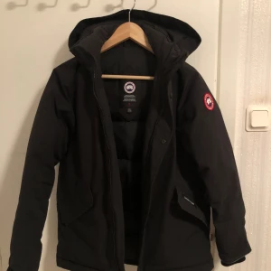 Canada Goose vinterjacka - Jag säljer denna Canada Goose vinterjacka i storlek 14-16 år, köpt i December 2022 från Canada Goose officiella hemsida, Jackan är skön och varm, Den levereras komplett med originalförpackningen, Den är endast använd en vintersäsong.