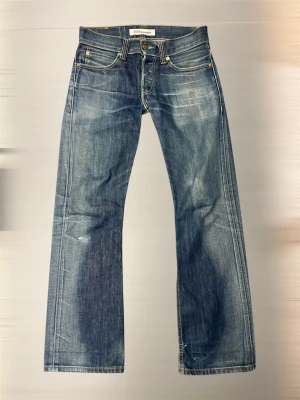 Vintage Archive Levi’s 512 Bootcut  - Sjukt sällsynta och trendiga Levi’s jeans i den populära modellen Bootcut 512🔥💙. Riktigt najs tvätt. Som på alla mina jeans kan det finnas mindre fläckar på jeansen som jag missat. Storlek W29 men passar större, mer som en W30. Se mått nedan, och läs noga för jag gör ej returer!☃️  Midja: 40,5 cm Ytterbenslängd: 104 cm Benöppning: 23 - 23,5 cm  Vänligen notera att mått kan skilja 1-2 cm. Jag mäter alltid så noggrant som möjligt.