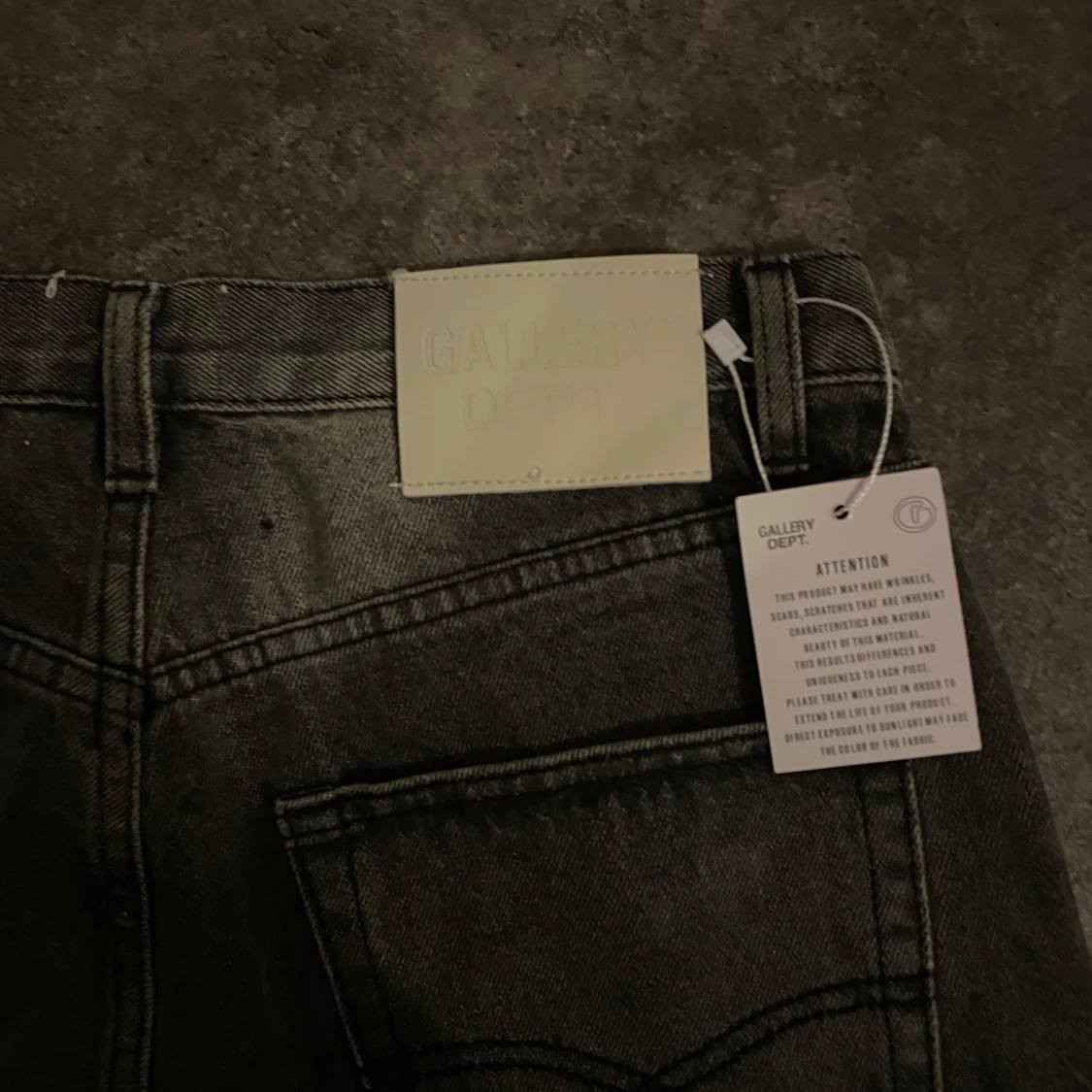 Grå flared jeans från Gallery Dept. - 3