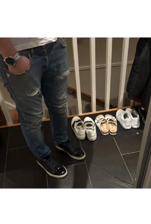 Blå slitna jeans från Dondup - Snygga o unika Dondup jeans! Använda ca 2 gånger så inprincip i nyskick! Bra märke då de är Dondup! Första till kvarn! Skriv innan ni köper🤗