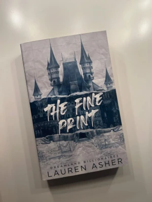 The Fine Print - Upptäck första delen i Dreamland Billionaires-serien! Följ Rowan och Zahra i en värld av sagoslott, temaparker och stora drömmar. Perfekt för dig som gillar romantik, drama och berättelser om att våga gå sin egen väg. En modern saga om kärlek och utmaningar bland miljardärer.