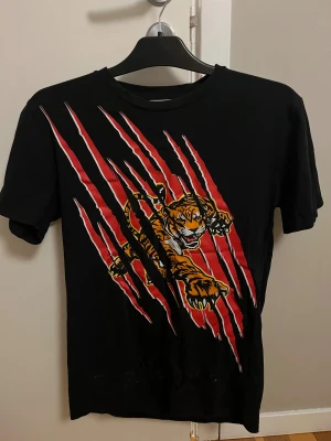 Plein Sport T-shirt - Säljer denna t-shirten från Plein Sport då den inte kommer till användning längre. Den är i mycket bra skick och är inte använd särskilt mycket. Pris går att diskuteras!