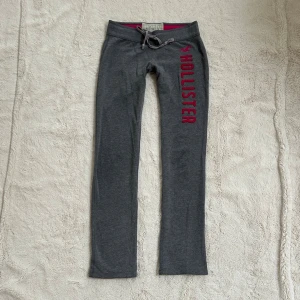 Hollister lågmidjade byxor  - Ett par byxor från Hollister i storlek S. Rakt över midjemått: ca 35cm. Innebenslängd: ca 76cm. Jag fraktar inom 24h. Se liknande plagg i min profil!