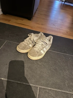Adidas campus  - Säljer de populära campus skorna i färgen grå. I bra skick!!