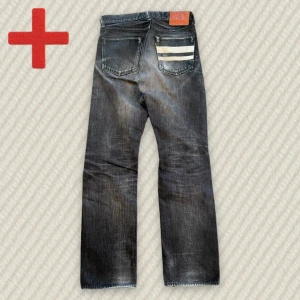Svarta Momotaro GTB Selvedge Straight  - Ett par otroligt feta svarta Japanska Selvedge Momotaro GTB Straight! Riktigt sällsynta. Size 28 (se mått nedan). Riktigt fet patina. Skriv om du har frågor!  Mått: Storlek på tag – 28, Midja – 37 cm, Lår – 27 cm, Innersöm – 77.5 cm, Längd – 100 cm, Benöppning – 19 cm
