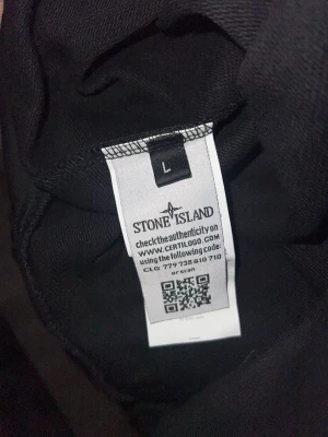 Stone Island Hoodie - Jag säljer denna tröja eftersom den var för lite för mig. 