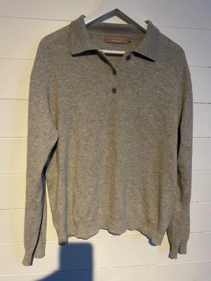 Kashmir tröja - Säljer nu denna 100% Kashmir tröja- perfekt till vintern och är väldigt dyr originalt- pris 699✅ storlek 48- hör av er vid minsta fråga!