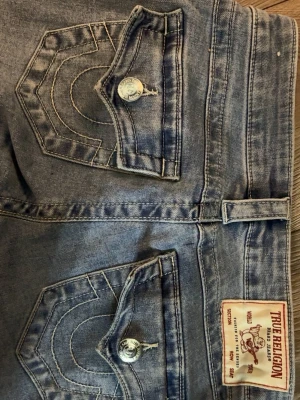 True Religion jeans Joey ljus blå - Helt nya utan prislapp har bara använts 1 gång, storlek 24, jag är 165cm och dom passar perfekt ! 
