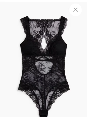 Spetsbody - Säljer den populära spetsbodyn från hm i M då den va för stor för mig! Aldrig använt, lapp finns kvar!!