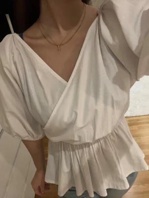 Vit omlottblus - Säljer en så fin vit omlottblus som inte kommer till användning längre😍 pris kan alltid diskuteras!