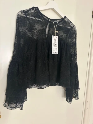 Spetsblus från Gina tricot  - Superfin spetsblus från gina!! Genomskinligt material högst upp men inte runt byst eller mage (se bild). Aldrig använd!!💗