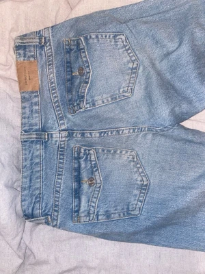 Raka Lågmidjade Jeans  - Lågmidjade jeans med raka ben ifrån Ginatricot 