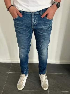 Donduo George   - Dondup George jeans | bra skick | Storlek 34 | Modellen på bild är 184cm och väger 74kg | Nypris: 2400kr | Fraktar via plick| Hör av dig vid minsta fråga eller fundering 